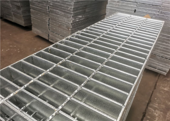 جوشکاری مقاومت در برابر فشار راهروی گریتینگ فولادی گالوانیزه ISO9001 Step Board