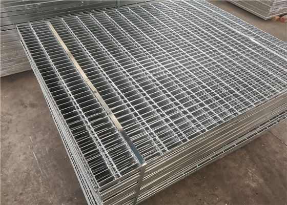 جوشکاری مقاومت در برابر فشار راهروی گریتینگ فولادی گالوانیزه ISO9001 Step Board