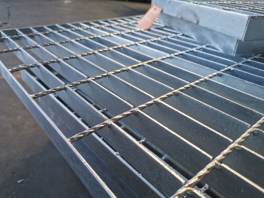 صفحه پلاستیکی گریتینگ فولادی گالوانیزه 32x3mm قفل شده برای مسیر پیاده روی Driveway