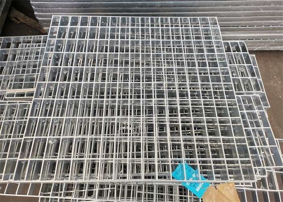 آج های راه پله ای غیر اسکید 32 * 3 میلی متر دندانه دار فولاد گریتینگ گالوانیزه گرم