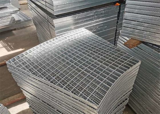 آج های راه پله ای غیر اسکید 32 * 3 میلی متر دندانه دار فولاد گریتینگ گالوانیزه گرم